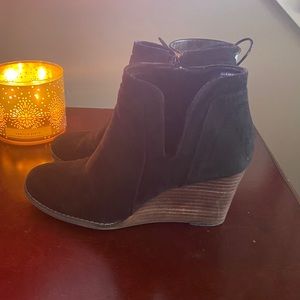 Madden size 7 Wedge Booties